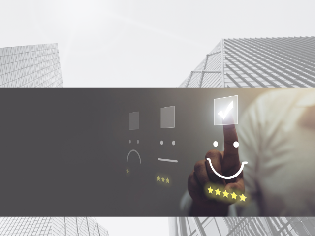 面接や転職活動で企業から高評価を得るイメージ。ビジネスマンが笑顔アイコンと星5評価をタップしているシーン。