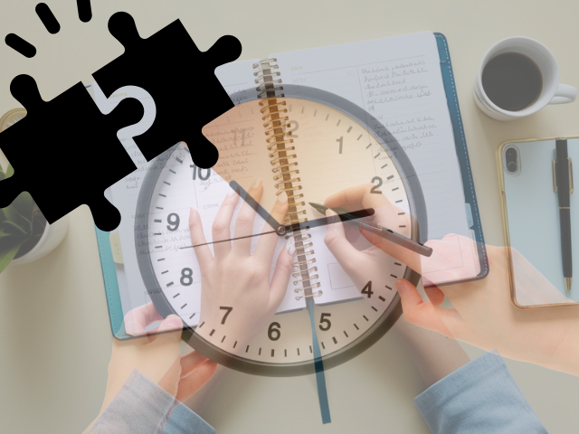 転職面接の日程調整をイメージした画像。時計とスケジュール帳、パズルのピースが重なり、時間管理や段取り力を表現している。